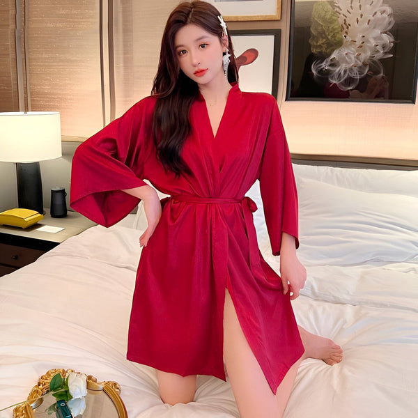Femme portant un kimono rouge. Kimono avec ceinture et fente. Collection de kimonos pour femmes. Vêtements de style japonais.