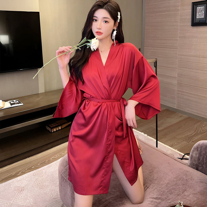 Femme portant un kimono rouge en soie. Peignoir kimono élégant pour femmes. Vente de kimonos de qualité. Idée cadeau kimono rouge.