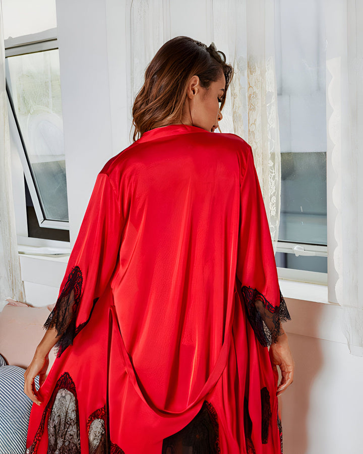 Femme portant un kimono rouge avec bordure en dentelle noire. Kimono élégant et confortable. Idéal pour se détendre à la maison ou pour une occasion spéciale. Découvrez notre collection de kimonos.