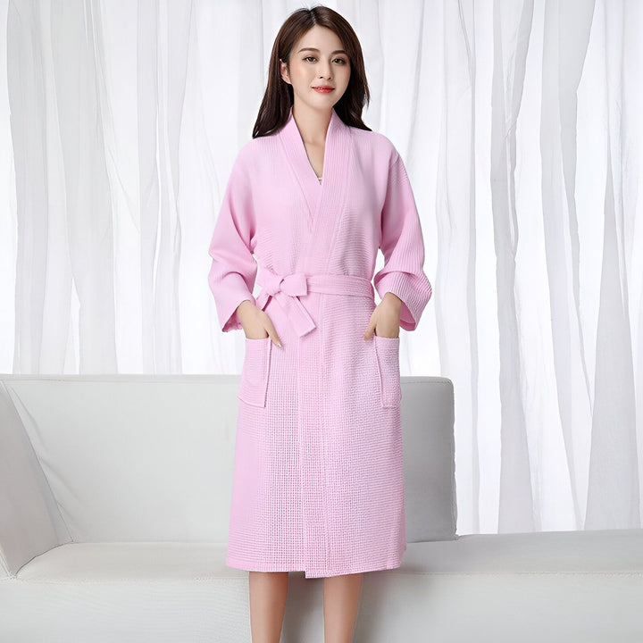 Femme portant un kimono rose, peignoir confortable avec ceinture. Produit de notre collection kimono.