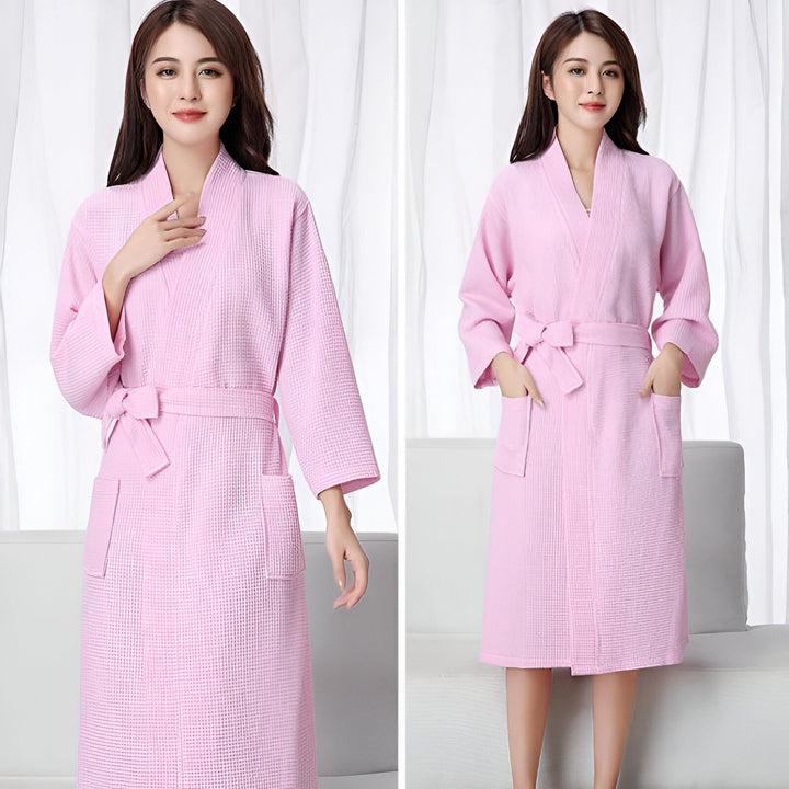 Deux femmes portant des kimonos roses en coton gaufré. Kimonos doux et confortables, parfaits pour la détente. Découvrez notre collection de kimonos.