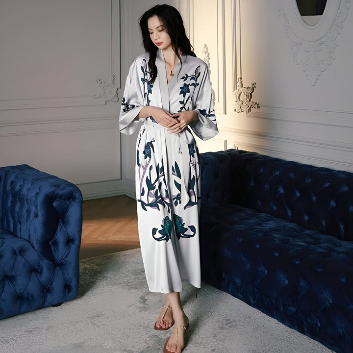 Femme portant un kimono blanc fleuri. Vente de kimonos en ligne.
