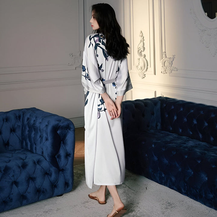 Femme portant un kimono long à motifs floraux, élégant et confortable. Vente de kimonos pour femmes, différentes tailles et couleurs disponibles. Découvrez notre collection de kimonos en ligne.