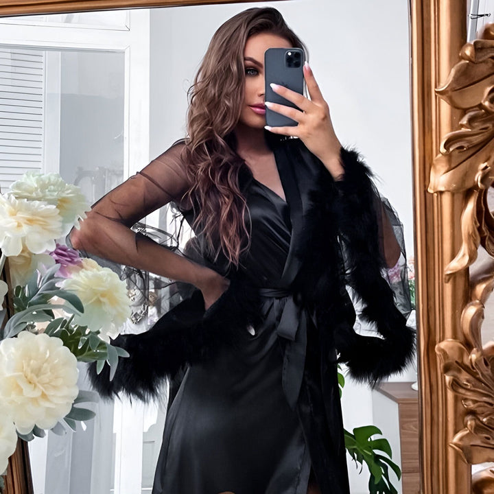 Femme prenant un selfie dans le miroir, portant un kimono noir élégant avec des détails en fourrure. Collection de kimonos de luxe.