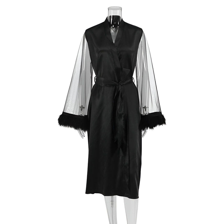 Kimono noir pour femme avec manches en tulle et finitions en fourrure, vendu dans notre boutique. Peignoir élégant et confortable, idéal pour la détente.