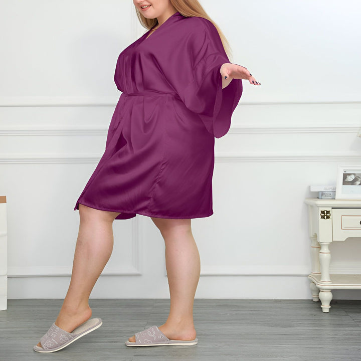 Femme portant un kimono violet en soie. Kimono élégant et confortable. Découvrez notre collection de kimonos de qualité.