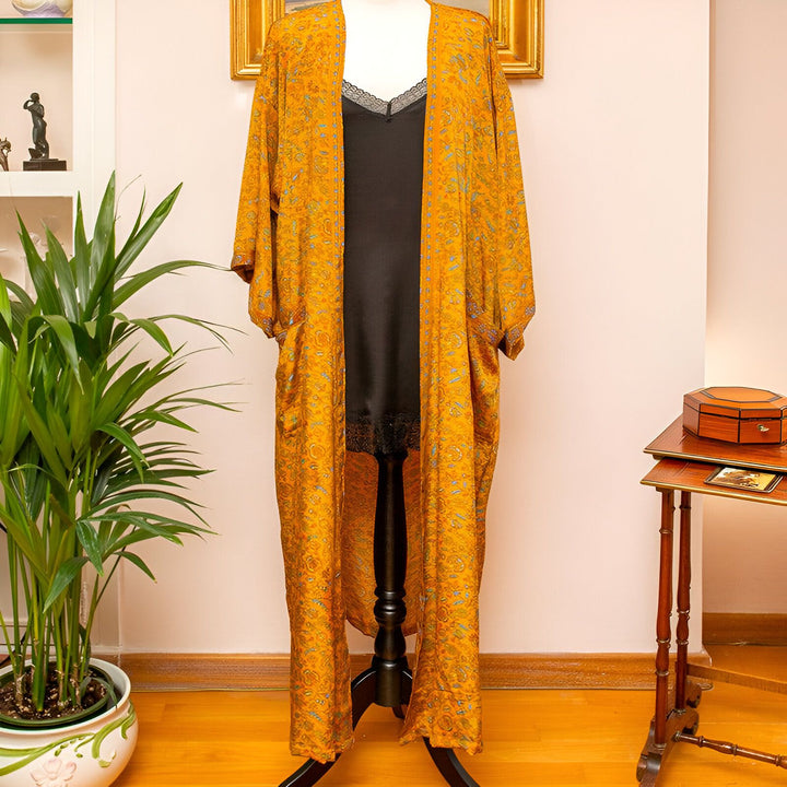 Kimono long jaune moutarde à motifs, présenté sur un mannequin. Vêtement élégant et confortable. Idéal pour toutes occasions. Découvrez notre collection de kimonos.