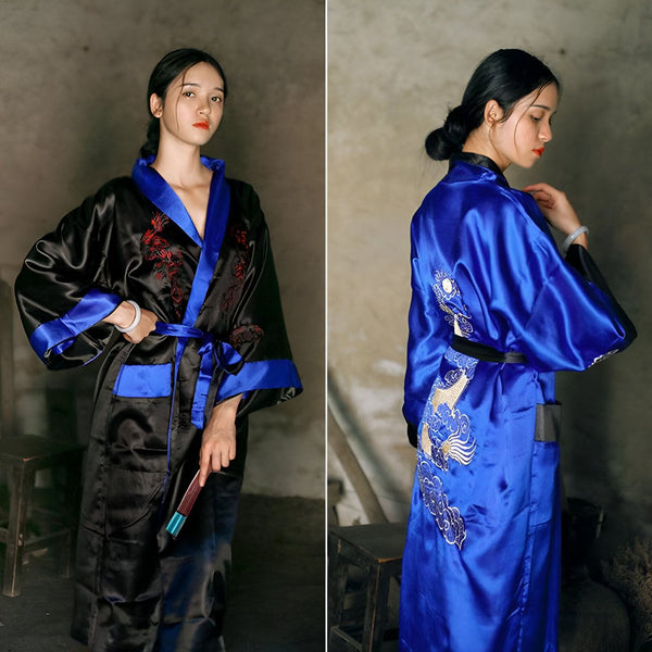 Kimono élégant pour femme, disponible en noir avec bordures bleues et en bleu vif. Détails brodés délicats. Vêtements traditionnels japonais revisités. Découvrez notre collection de kimonos.