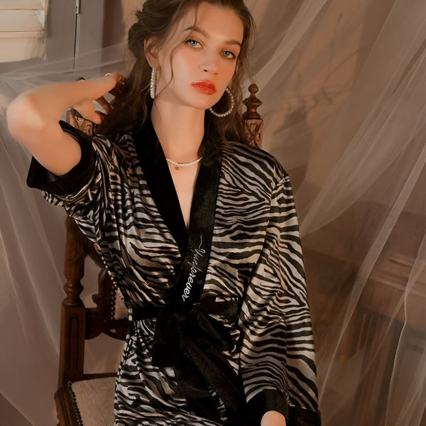 Femme portant un kimono zébré noir et blanc. Vêtements d'intérieur confortables. Collection de kimonos pour femmes. Style élégant et décontracté. Robe de chambre à motifs zébrés. Mode kimono féminine.