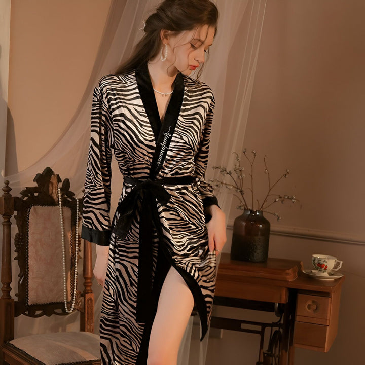 Femme portant un kimono imprimé zèbre avec ceinture noire. Élégance et confort réunis. Découvrez notre collection de kimonos uniques.