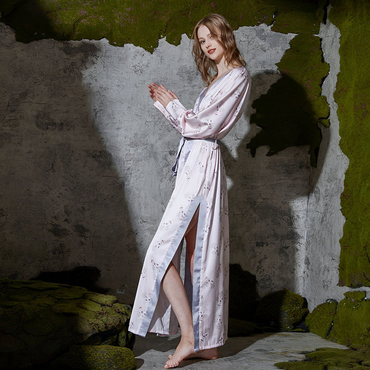 Femme portant un kimono rose à motifs floraux. Kimonos élégants et confortables en vente.