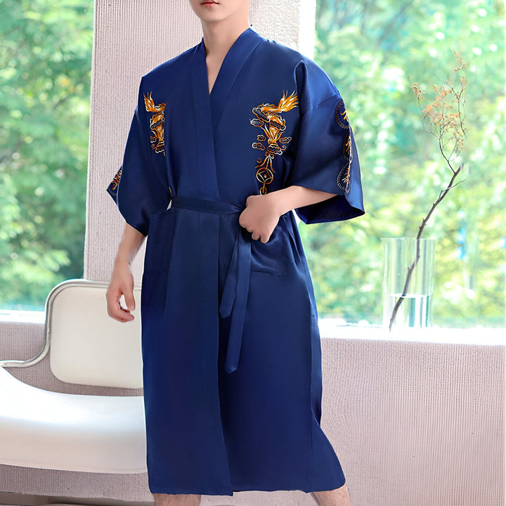 Homme portant un kimono bleu marine avec des broderies de dragons dorés. Kimono traditionnel japonais pour hommes, vêtement d'intérieur confortable et élégant. Kimonos à vendre.