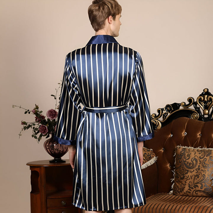 Homme portant un kimono à rayures bleues et blanches. Élégance et confort. Découvrez notre collection de kimonos pour hommes.