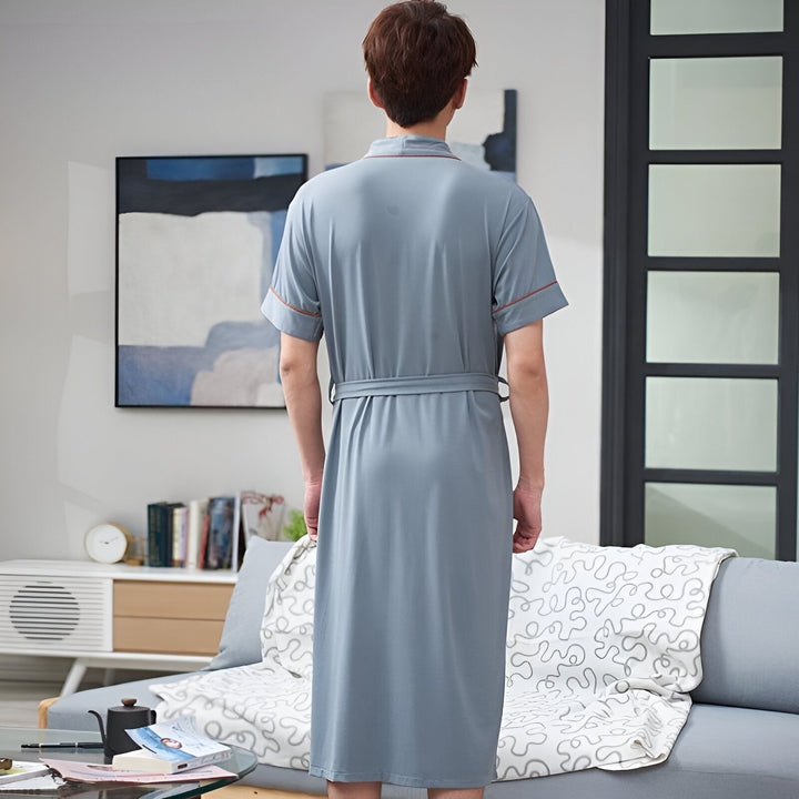Homme portant un kimono bleu clair avec ceinture, vu de dos. Kimono confortable et élégant. Vêtements de détente japonais.