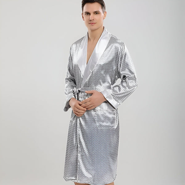 Homme portant un kimono gris à motifs. Peignoir élégant et confortable. Boutique en ligne de kimonos pour hommes et femmes. Vêtements d'intérieur de luxe.