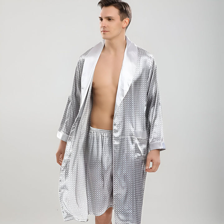 Homme portant un kimono gris à motifs. Vente de kimonos pour hommes et femmes, différentes tailles et couleurs disponibles. Découvrez notre collection de kimonos.