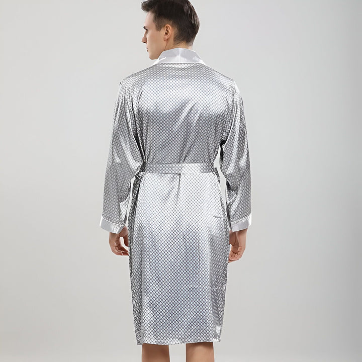 Homme vu de dos portant un kimono gris à motifs. Kimono avec ceinture et finitions blanches. Vente de kimonos.