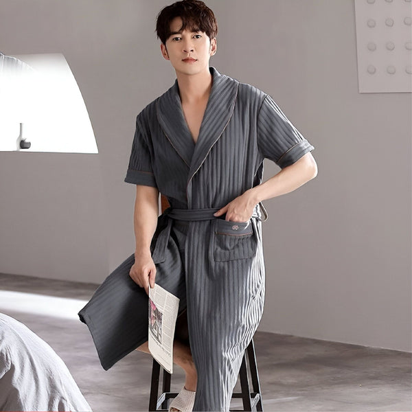 Homme asiatique portant un kimono gris à rayures. Vêtements de détente élégants. Peignoir confortable pour la maison. Découvrez notre collection de kimonos.