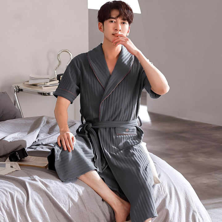 Homme asiatique portant un kimono gris rayé avec ceinture. Vente de kimonos pour hommes. Linge de maison, peignoirs et vêtements d'intérieur.