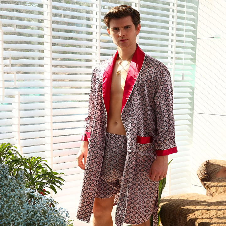 Homme portant un kimono rouge et beige à motifs, collection de kimonos pour hommes. Peignoir kimono luxueux. Mode masculine.