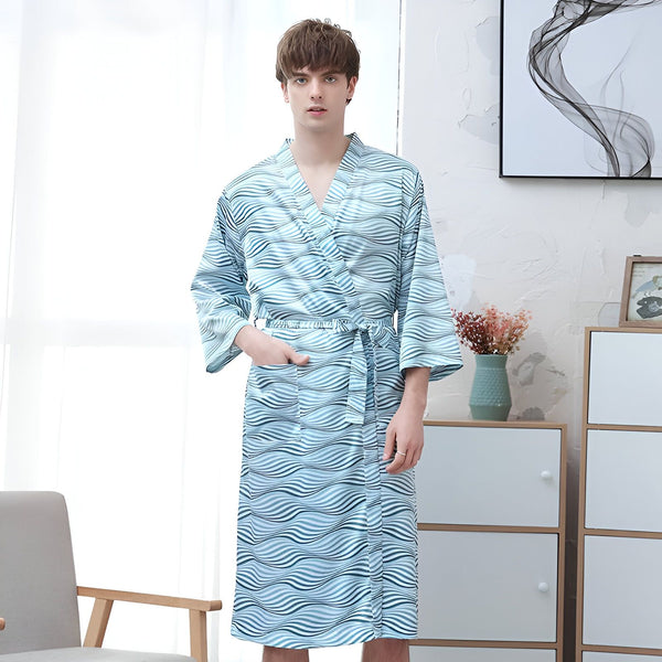 Homme portant un kimono bleu à motifs ondulés. Kimono idéal pour la détente à la maison. Vente de kimonos en ligne.