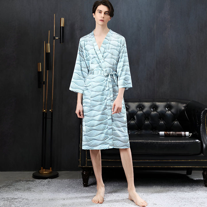 Homme portant un kimono bleu à motifs vagues. Vente de kimonos pour hommes.