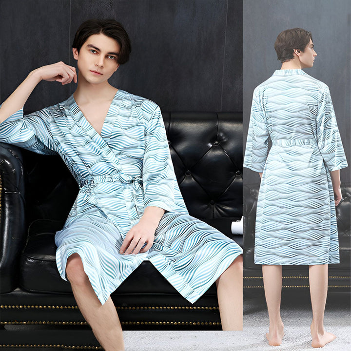 Homme portant un kimono bleu à motifs ondulés, vu de face et de dos. Kimonos de qualité disponibles en ligne.