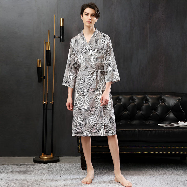 Homme portant un kimono imprimé, robe de chambre avec des motifs géométriques. Vêtements japonais traditionnels et confortables à acheter en ligne.