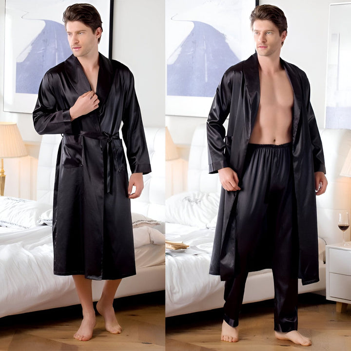 Homme portant un kimono noir satiné, robe de chambre et pyjama. Vêtements de nuit pour hommes, style kimono japonais. Idéal pour se détendre à la maison.