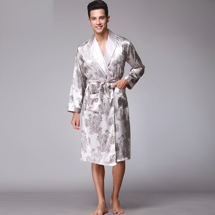 Homme souriant portant un kimono long en soie à motifs. Vente de kimonos pour homme.