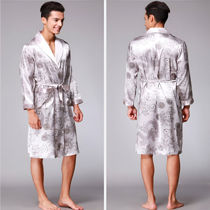 Homme portant un kimono en soie imprimé gris et blanc, vue de face et de dos. Vêtements de détente japonais traditionnels.