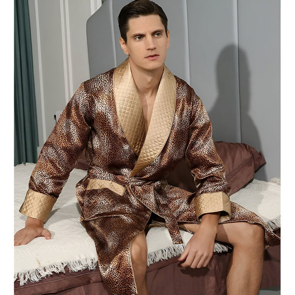 Homme portant un kimono imprimé léopard avec col doré. Vêtements de détente luxueux pour homme. Kimonos élégants et confortables à vendre.
