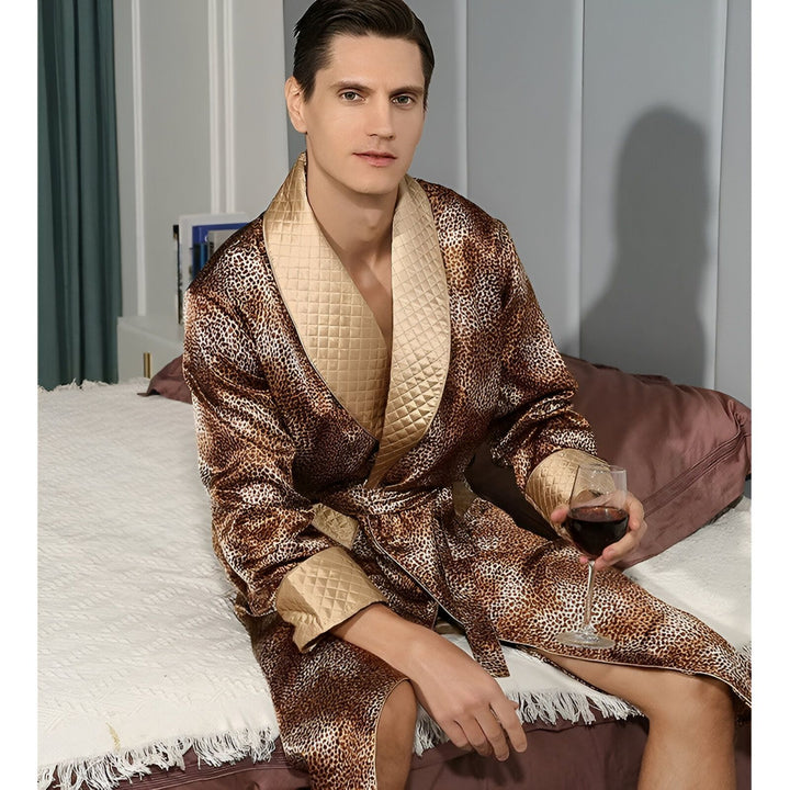 Homme portant un kimono léopard avec un verre de vin. Kimono homme luxe, peignoir imprimé animal, vêtement d'intérieur élégant, collection kimono.