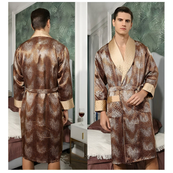 Homme portant un kimono marron à motifs léopard avec une ceinture. Vêtements d'intérieur luxueux et confortables. Kimonos de haute qualité disponibles à l'achat.