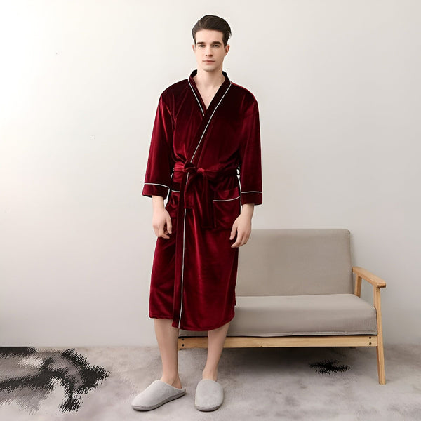 Homme portant un kimono de velours bordeaux avec ceinture et bordure blanche. Peignoir de luxe pour la maison. Vêtements de détente élégants. Boutique de kimonos.