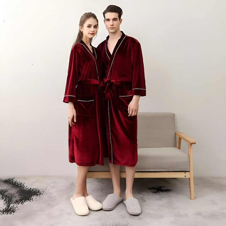 Couple portant des kimonos rouges en velours avec bordure blanche. Idée cadeau, peignoirs confortables.