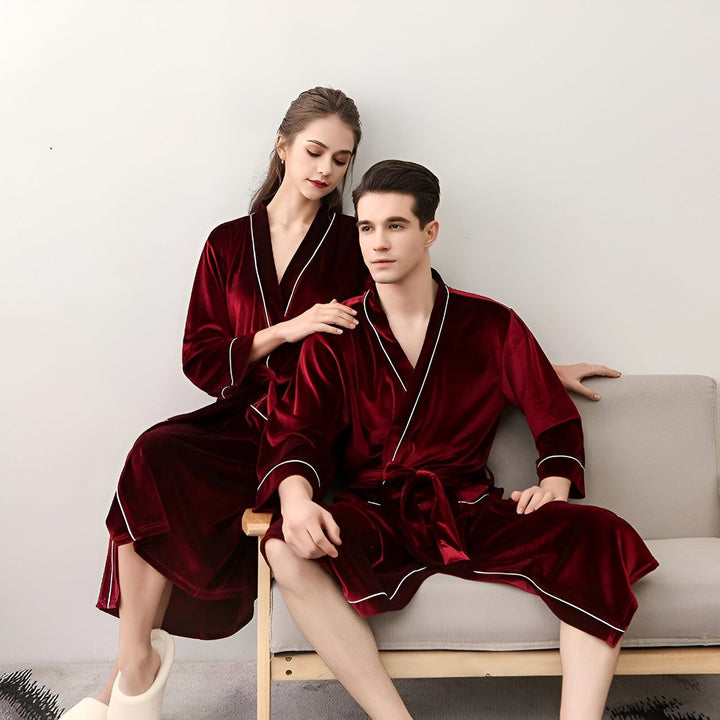Couple portant des kimonos de chambre en velours rouge avec bordure blanche. Vêtements de détente confortables pour hommes et femmes. Boutique de kimonos en ligne.