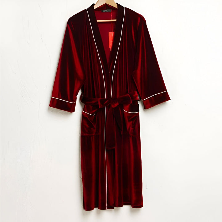 Kimono de chambre rouge en velours avec ceinture et bordures blanches. Vêtement confortable et élégant, parfait pour se détendre à la maison. Découvrez notre collection de kimonos de qualité.