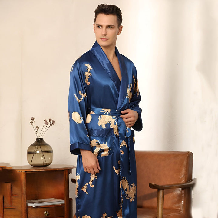 Homme portant un kimono bleu en soie avec des motifs de dragons dorés. Vente de kimonos en ligne.