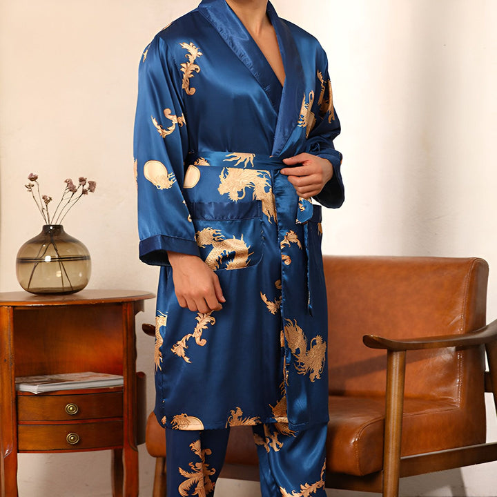 Homme portant un kimono bleu en soie avec motifs de dragons dorés. Peignoir confortable et élégant, idéal comme vêtement de détente ou cadeau unique. Notre collection de kimonos pour hommes offre style et confort.