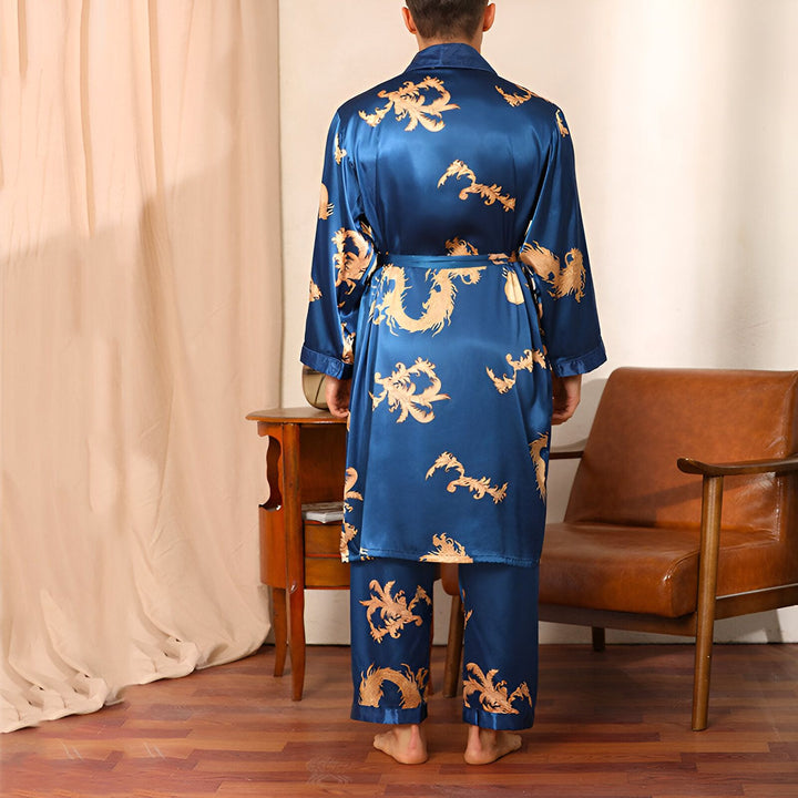 Homme portant un kimono bleu en soie avec des motifs de dragons dorés. Vente de kimonos pour hommes et femmes. Kimono de style japonais.