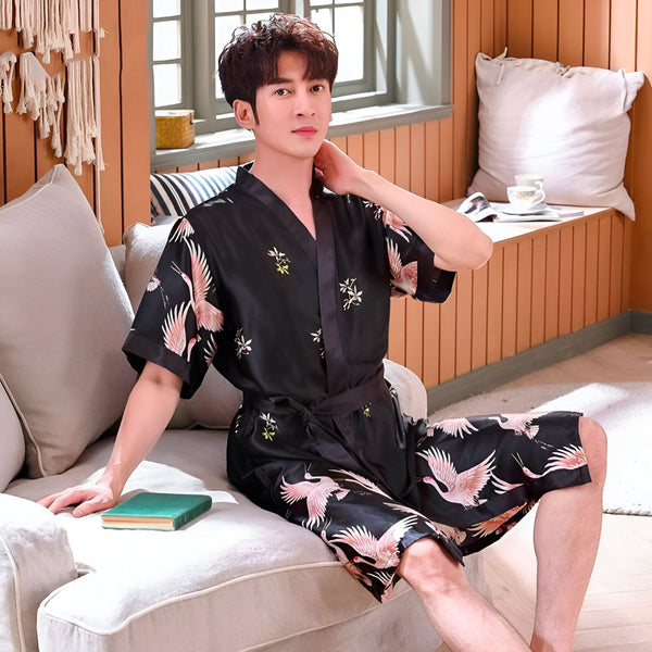 Homme asiatique portant un kimono noir à motifs de grues roses et de fleurs. Vêtements de détente de style japonais. Kimonos pour hommes disponibles à l'achat.