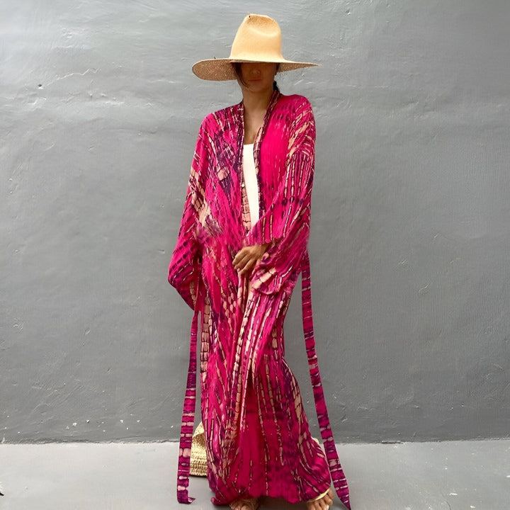 Femme portant un kimono rose tie-dye et un chapeau de paille. Vente de kimonos pour femmes, motifs variés et couleurs vives. Découvrez notre collection.