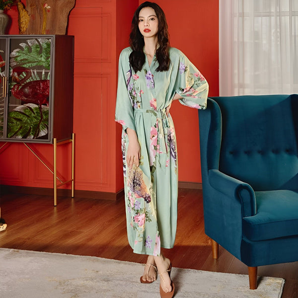Femme portant un kimono long vert à motifs floraux. Notre collection de kimonos élégants et confortables.