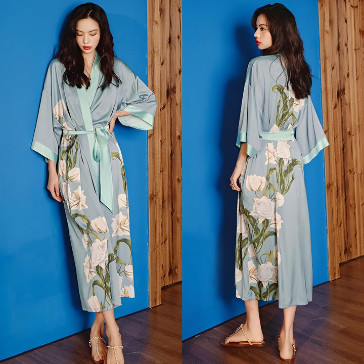 Femme portant un kimono bleu à motifs floraux, avec une ceinture assortie. Vue de face et de dos, mettant en valeur le design élégant du kimono. Parfait pour une tenue décontractée ou une occasion spéciale. Kimonos de qualité en vente.