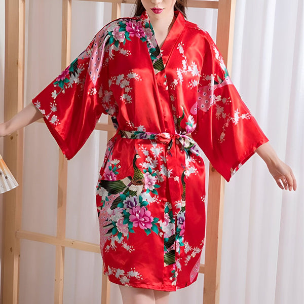 Kimono rouge à motifs floraux et paons, parfait pour se détendre avec style. Découvrez notre collection de kimonos en soie et coton.