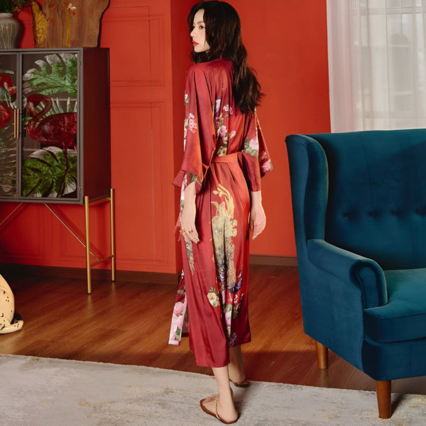Femme portant un kimono rouge à motifs floraux et de paon. Vente de kimonos élégants et confortables pour femmes. Collection de kimonos de qualité supérieure.