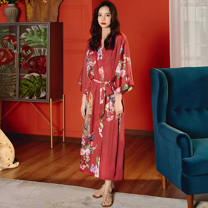 Femme portant un kimono rouge fleuri avec une ceinture. Vente de kimonos élégants et confortables. Motifs floraux délicats. Style japonais traditionnel revisité.