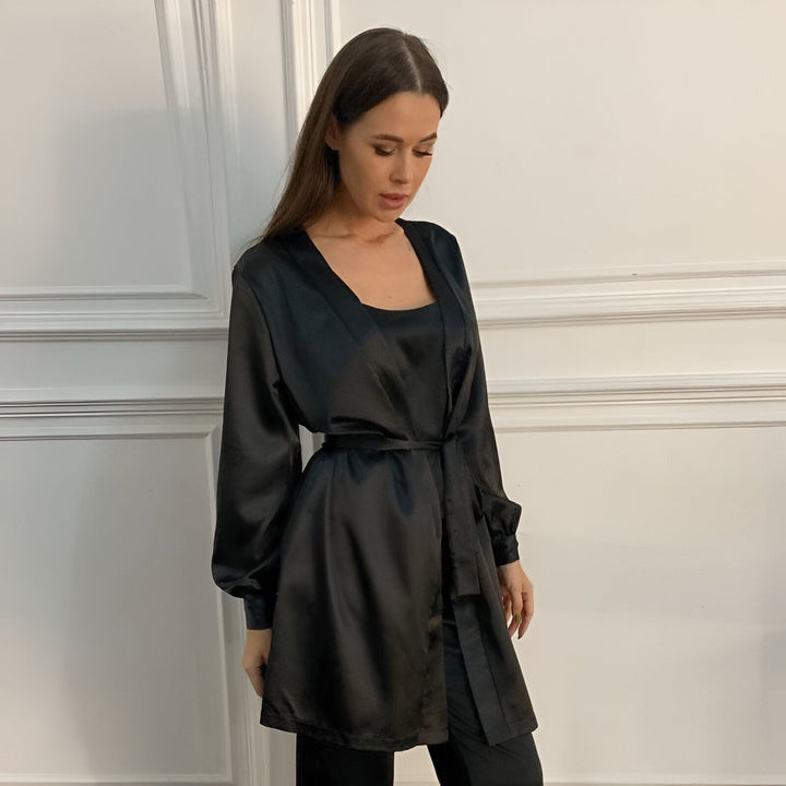 Femme portant un kimono noir élégant avec ceinture. Kimonos de luxe pour femmes disponibles à l'achat. Découvrez notre collection unique de kimonos.