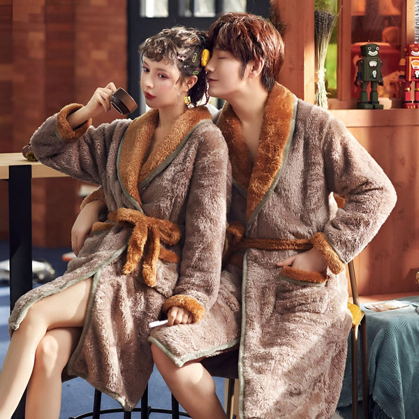 Couple portant des kimonos moelleux marron avec garniture en fausse fourrure. Vente de kimonos confortables pour hommes et femmes. Idée cadeau kimono.